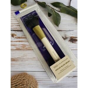 GSQ by GLAMSQUAD Angled Blush Brush Synthetic Fibers Away You Glow